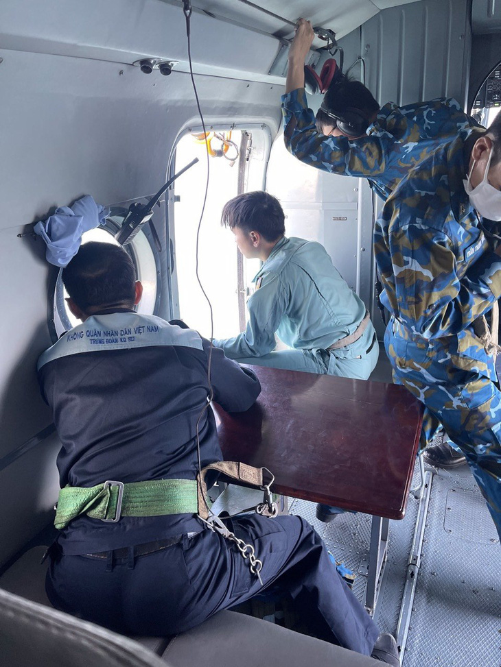 Trực thăng tìm kiếm các thuyền viên bị nạn trên biển Phú Quý - Ảnh 1.