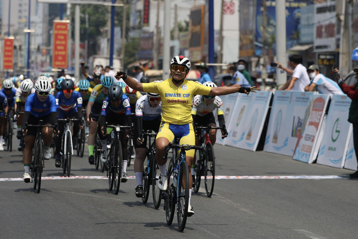 Tay đua Jutatip bất bại tại Giải xe đạp nữ quốc tế Bình Dương - Ảnh 1.