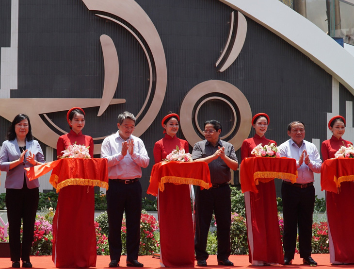 Thủ tướng Chính phủ Phạm Minh Chính cắt băng khánh thành Nhà hát Đó, nhà hát tư nhân đầu tiên ở Việt Nam tại TP Nha Trang, Khánh Hòa - Ảnh: BÙI TRẦN