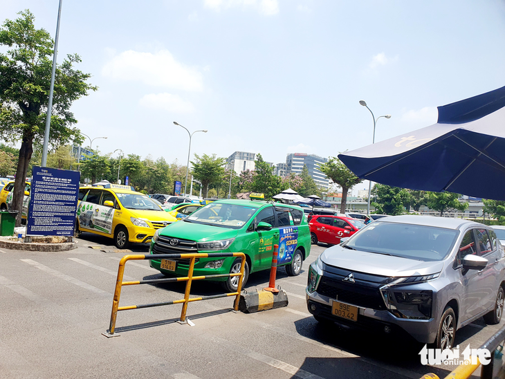 Yêu cầu TCP tạm ngưng thay đổi thu phí xe tại Tân Sơn Nhất - Ảnh 1.
