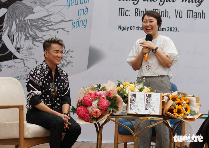 Nhà báo Thùy Trang ra mắt sách, Đàm Vĩnh Hưng góp 100 triệu đồng giúp bệnh nhi ung thư - Ảnh 2.