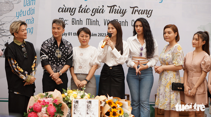 Nhiều nghệ sĩ đến buổi ra mắt sách của tác giả Thùy Trang và ủng hộ vào quỹ giúp đỡ các bệnh nhi tại Bệnh viện Ung bướu TP.HCM - Ảnh: TRẦN MẶC
