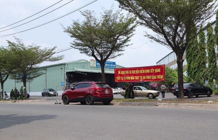 Công an TP.HCM khám xét Trung tâm đăng kiểm 50-01S quận Bình Tân - Ảnh 1.