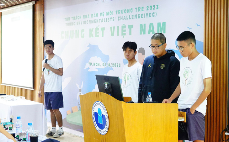 Thành viên đội Garyy Lee trong phần trình bày trước ban giám khảo vòng chung kết Việt Nam cuộc thi "Thử thách nhà bảo vệ môi trường trẻ" sáng 1-4 - Ảnh: NGUYỄN NGỌC