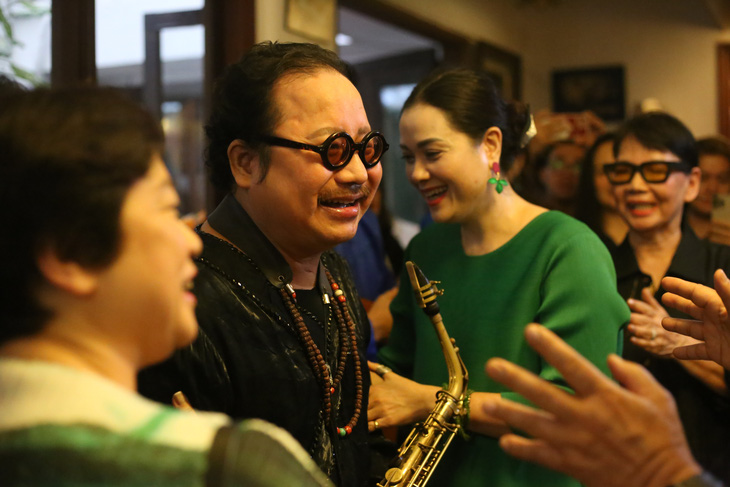 Giỗ Trịnh Công Sơn, Trần Mạnh Tuấn thổi saxophone trở lại - Ảnh 6.