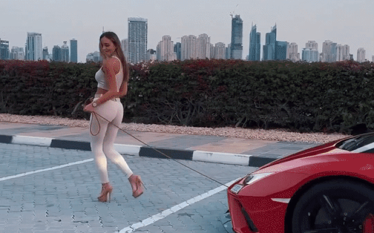 Người mẫu nổi tiếng kéo siêu xe Lamborghini đi dạo như dắt cún, cư dân mạng xuýt xoa