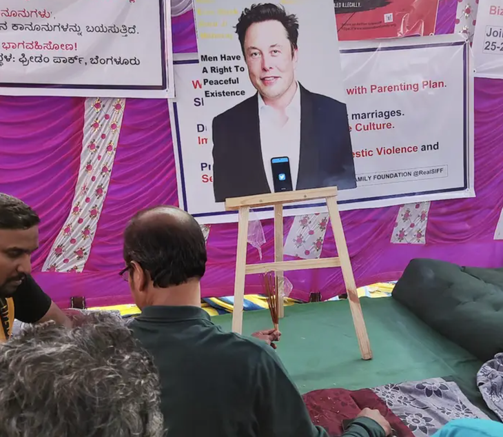 Elon Musk được một nhóm đàn ông Ấn Độ tôn thờ - Ảnh 1.