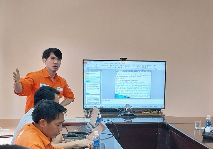 Ông Trần Văn Tiến - Phó Quản đốc PXVH trình bày các thông tư, quy định, quy trình trong hệ thống điện quốc gia