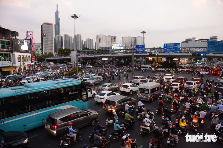 Ngã tư Hàng Xanh thường xuyên ùn tắc giao thông vào các khung giờ cao điểm - Ảnh: QUANG ĐỊNH