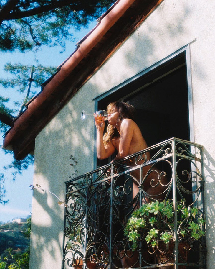 ‘Miêu nữ’ Halle Berry khỏa thân uống rượu trên ban công - Ảnh 1.