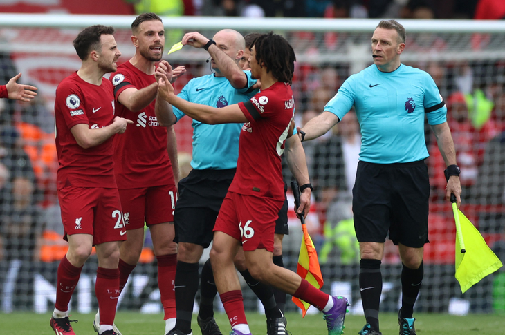 Điều tra lý do trợ lý trọng tài thúc chỏ vào cổ cầu thủ Liverpool - Ảnh 3.