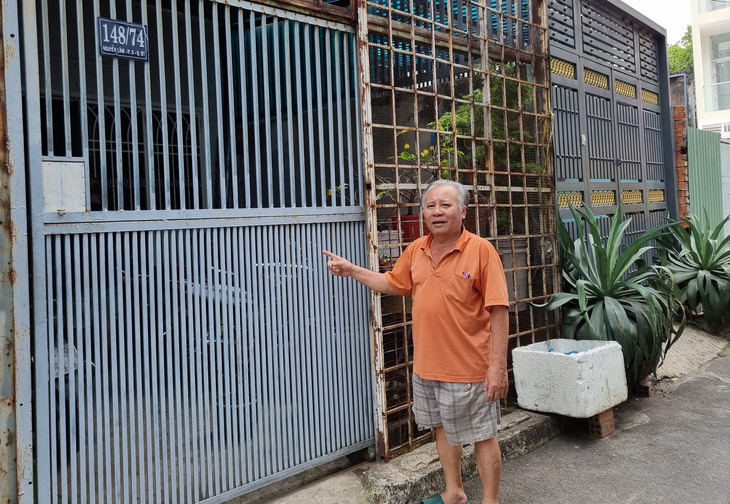 Ông Nguyễn Văn Toàn trước ngôi nhà của gia đình hơn 30 năm vướng quy hoạch - Ảnh: ÁI NHÂN