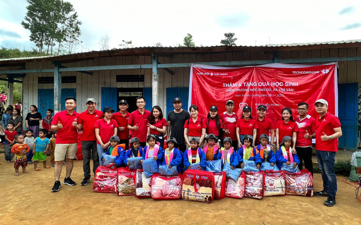 Liêm (áo đen) cùng các thành viên lên làng vùng cao Quảng Nam làm từ thiện - Ảnh: H.L.