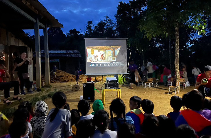 Trẻ em vùng cao phía Bắc được thưởng thức phim hoạt hình từ rạp của nhóm Hồ Hoàng Liêm - Ảnh: H.L.