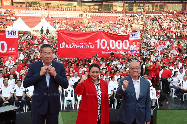 Đảng Pheu Thai phải giải trình về nguồn tiền gần 15 tỉ USD hứa tặng người dân - Ảnh 1.