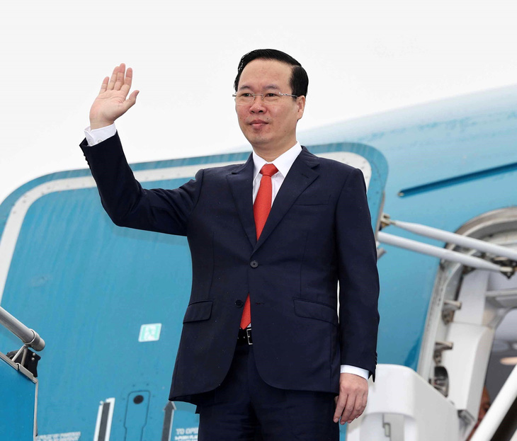 Chủ tịch nước Võ Văn Thưởng lên chuyên cơ rời sân bay Nội Bài cho chuyến thăm chính thức Lào - Ảnh: TTXVN