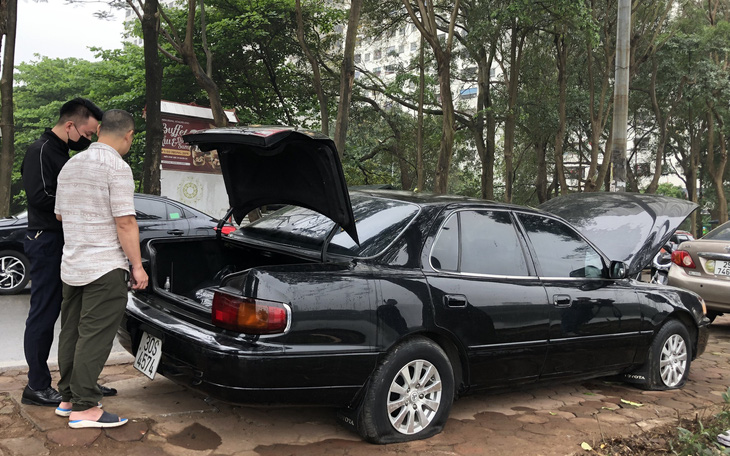 Hơn 20 ô tô bị chọc thủng lốp khi đỗ trên vỉa hè Hà Nội
