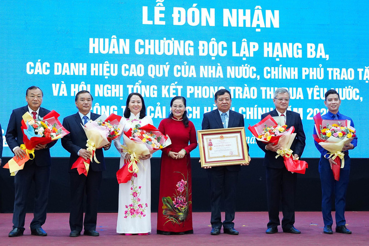 20 tập thể và 28 cá nhân của huyện Củ Chi nhận khen thưởng cấp TP trong phong trào thi đua yêu nước - Ảnh: B.P.