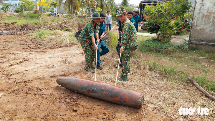 Đào đất xây nhà, phát hiện quả bom 250kg còn ngòi nổ - Ảnh 2.