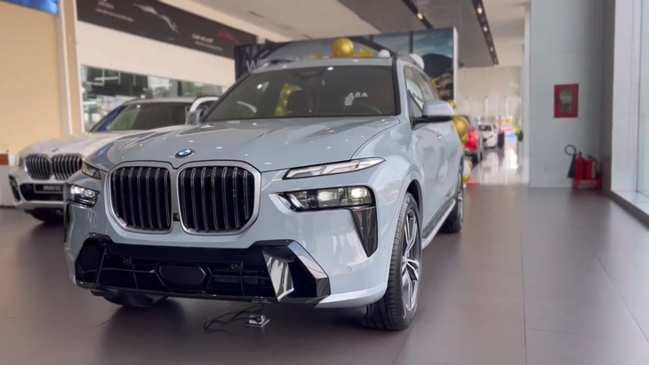  BMW X7 ha llegado al concesionario, aún no se ha lanzado, pero el precio es más de mil millones de VND
