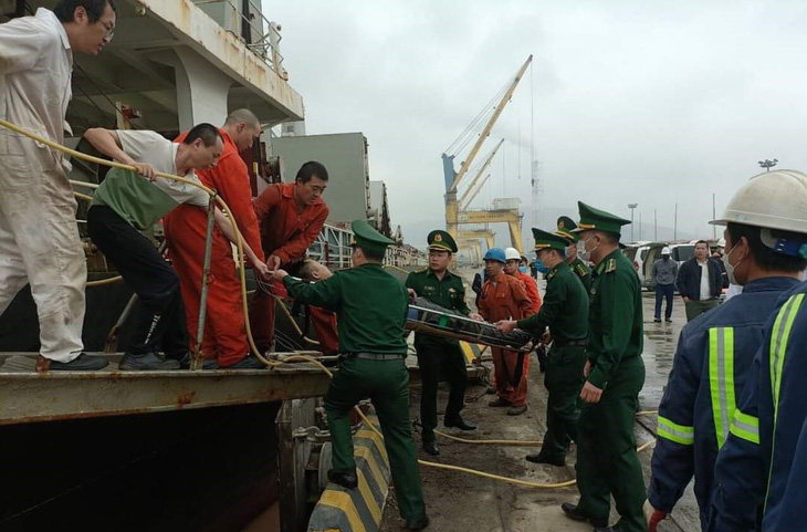 Ba thuyền viên Trung Quốc bị hôn mê trên tàu neo đậu ở cảng Nghi Sơn - Ảnh 1.