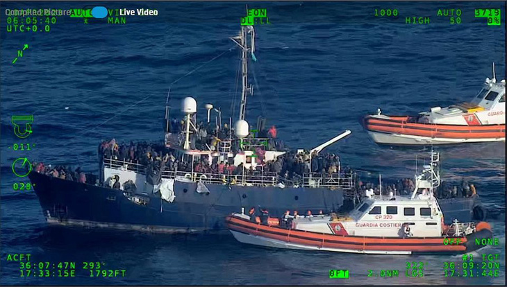 Thuyền trưởng bỏ tàu chở 400 người di cư gặp nạn, nhiều người nhảy xuống biển thoát thân - Ảnh 1.