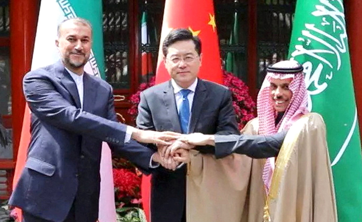 Ngoại trưởng Iran Hossein Amir-Abdollahian, Ngoại trưởng Trung Quốc Tần Cương và Ngoại trưởng Saudi Arabia Faisal bin Farhan Al Saud bắt tay nhau trong cuộc gặp ở Bắc Kinh, Trung Quốc hôm 6-4 - Ảnh: REUTERS