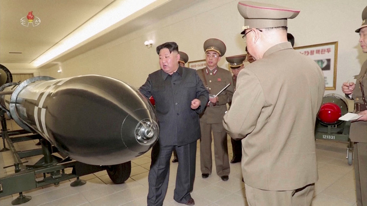 Nhà lãnh đạo Triều Tiên Kim Jong Un thị sát đầu đạn hạt nhân tại một địa điểm bí mật - Ảnh: REUTERS
