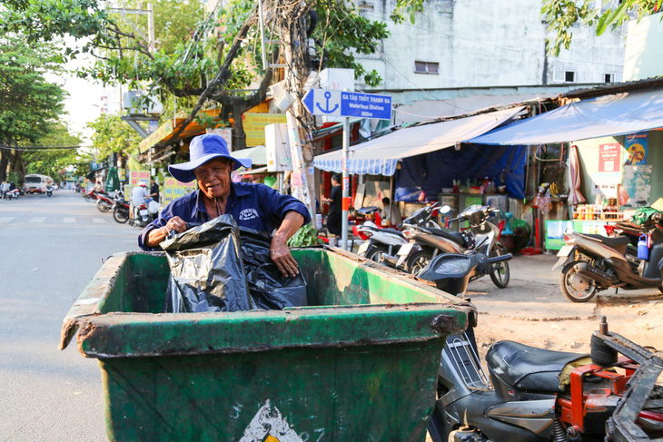 Hiện nay tại TP.HCM vẫn xử lý rác theo cách chôn lấp là chủ yếu - Ảnh: PHƯƠNG QUYÊN