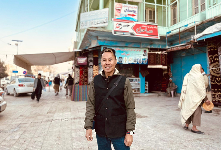 Tác giả trên đường phố Mazar-i-Sharif, Afghanistan,  tháng 3-2023 - Ảnh: L.K.G