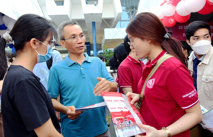 Phụ huynh cùng con tìm hiểu ngành nghề tại Ngày hội tư vấn tuyển sinh - hướng nghiệp 2023 do báo Tuổi Trẻ tổ chức tại TP.HCM - Ảnh: DUYÊN PHAN