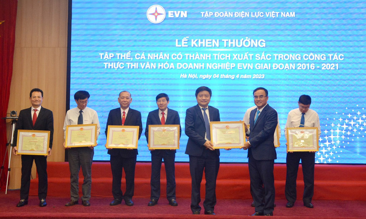 Ông Nguyễn Tiến Khoa - chủ tịch hội đồng thành viên - đại diện EVNGENCO1 nhận bằng khen của EVN vì có thành tích xuất sắc trong công tác thực thi văn hóa doanh nghiệp EVN giai đoạn 2016 -2021