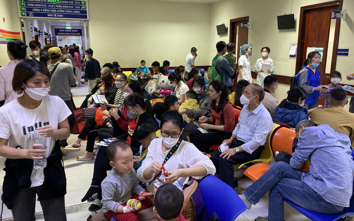 Bệnh nhi gia tăng, bệnh viện tại Hà Nội lại kín giường