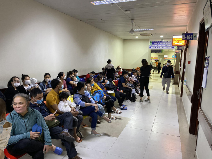 Bệnh nhi gia tăng, bệnh viện tại Hà Nội lại kín giường - Ảnh 2.