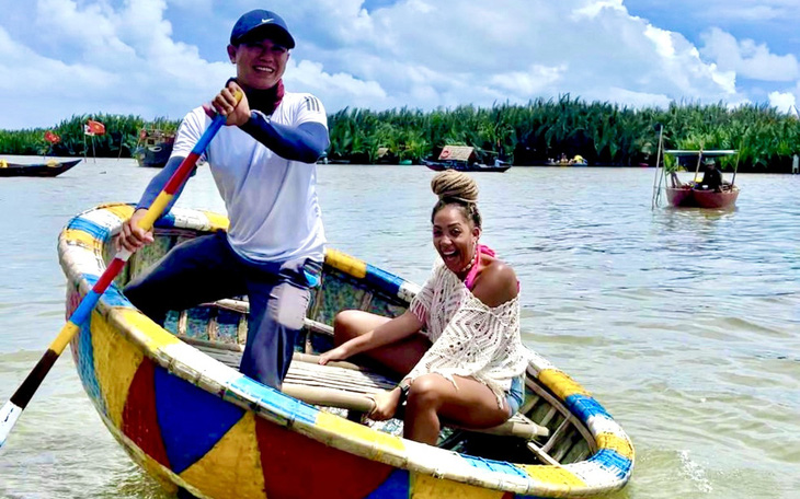 Cặp đôi người Anh miệt mài làm video giới thiệu du lịch Việt Nam