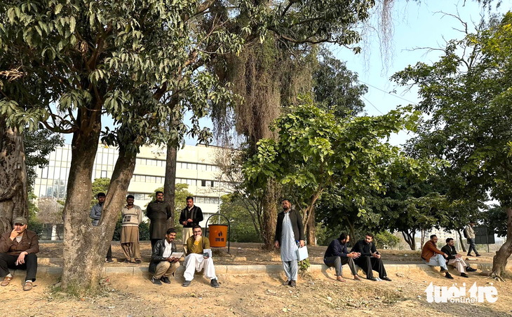 Nhiều người chờ xin visa trước sứ quán Afghanistan do Taliban đại diện ở Islamabad (Pakistan) - Ảnh: TRUNG NGHĨA