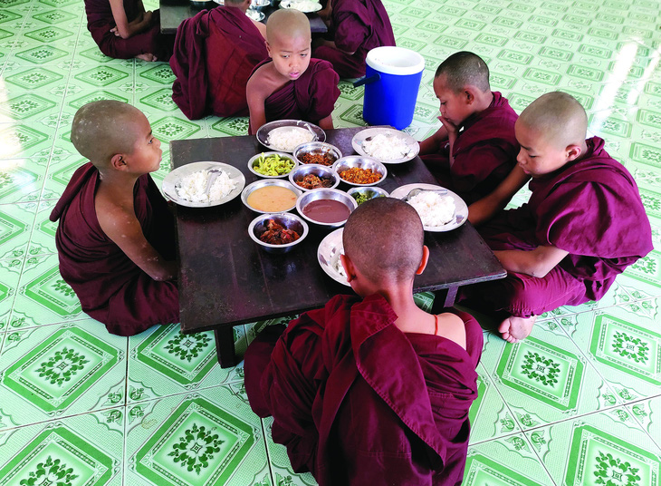 Nhiều trẻ em Myanmar đến sống ở chùa, đến khi nào chán thì về. Ảnh: TÚ NGUYỄN