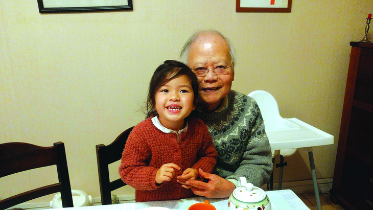 GS Cao Huy Thuần và cháu gái Juliette. Ảnh gia đình cung cấp