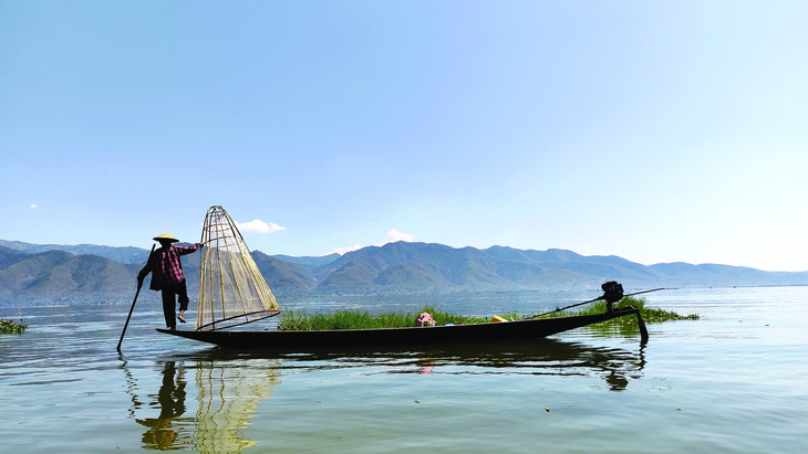 Một người dân tung lưới đánh cá trên hồ Inle. Ảnh: TÚ NGUYỄN
