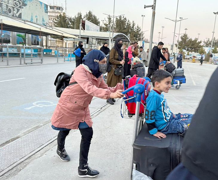 Đến Afghanistan thời Taliban - Kỳ 2: Bay hay đi đường bộ đầy mùi thuốc súng? - Ảnh 1.