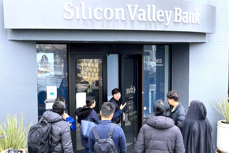 Một nhân viên thông báo với khách hàng là trụ sở SVB tại California (Mỹ) đóng cửa. SVB đã phá sản chỉ sau một tuần được bình bầu là ngân hàng của năm - Ảnh: AFP