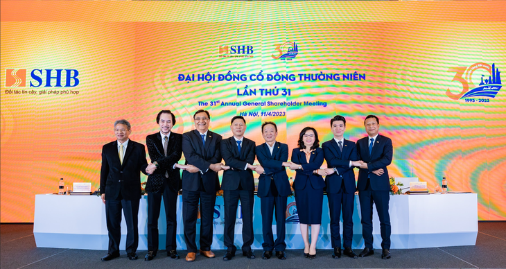Hội đồng quản trị nhiệm kỳ 2022 – 2027 ra mắt Đại hội đồng cổ đông - Ảnh: SHB