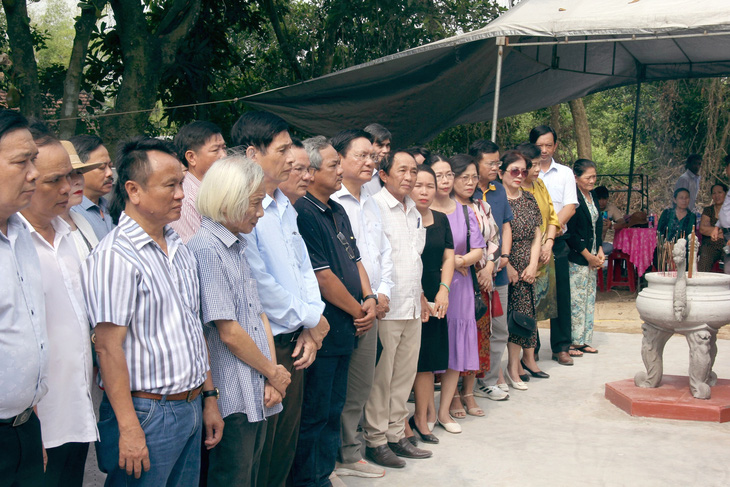 Những thế hệ sinh viên nghiêm trang trước phần mộ thầy Nguyễn Đình Thảng - Ảnh: T.M.