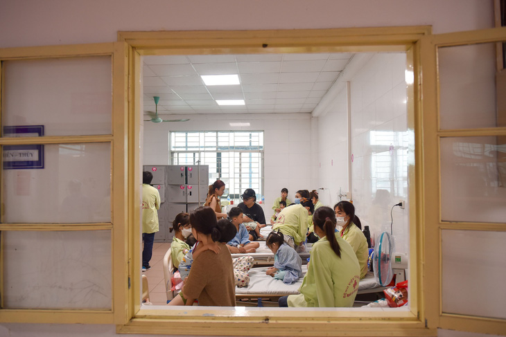 Bệnh nhi gia tăng, bệnh viện tại Hà Nội lại kín giường - Ảnh 3.