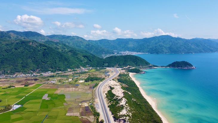 Cung đường ven biển Bắc Khánh Hòa nối những điểm du lịch hoang sơ tuyệt đẹp - Ảnh 3.
