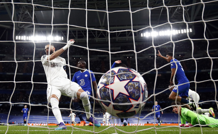 Benzema đệm bóng ghi bàn mở tỉ số cho Real Madrid - Ảnh: REUTERS