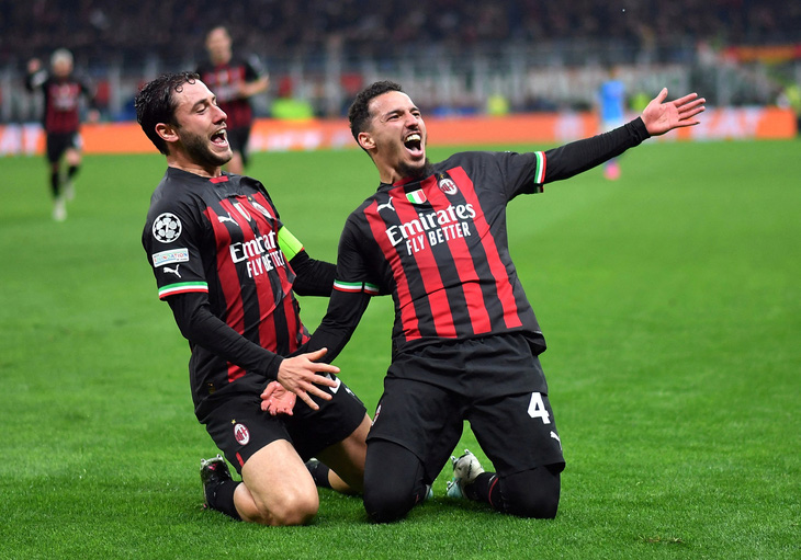 Niềm vui của các cầu thủ Milan sau khi ghi bàn mở tỉ số trận đấu - Ảnh: REUTERS