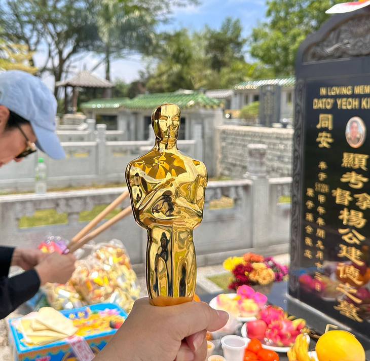 Dương Tử Quỳnh mang tượng vàng Oscar về khoe bố mẹ - Ảnh 3.