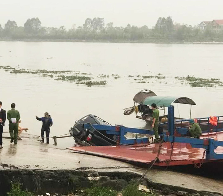 Xe bảy chỗ lao xuống sông, tài xế chết sau tay lái - Ảnh 1.