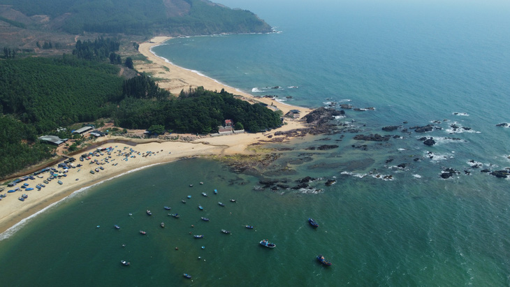 Bãi biển Lộ Diêu, nơi dự kiến sẽ triển khai dự án gang thép Long Sơn - Ảnh: LÂM THIÊN